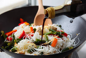 添加酱油米粉图片