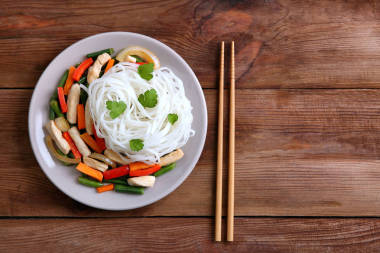 板的香噴噴的米飯面條圖片