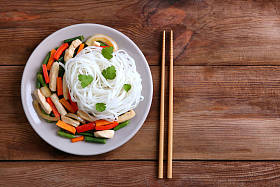 板的香喷喷的米饭面条图片