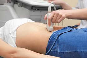 年轻女子正在进行超声扫描