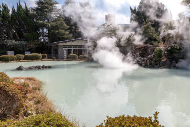 Shiraike 地狱 （白池地狱） 是一个代表各种地狱在大分县别府温泉旅游景点