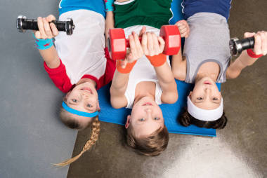 好動的小孩子在運動服