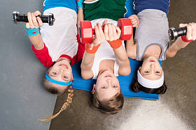 好动的小孩子在运动服