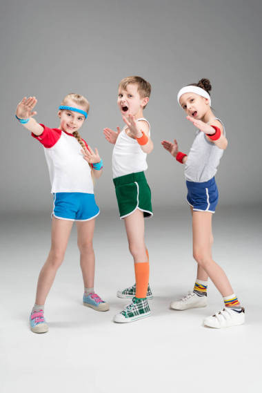 好動的小孩子在運動服圖片