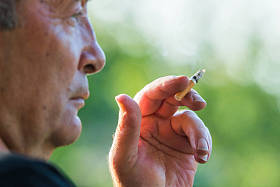 抽着烟的男人图片