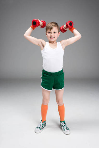积极的男孩，哑铃