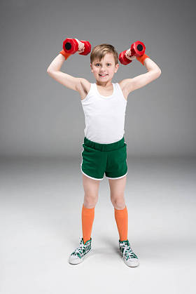 积极的男孩，哑铃