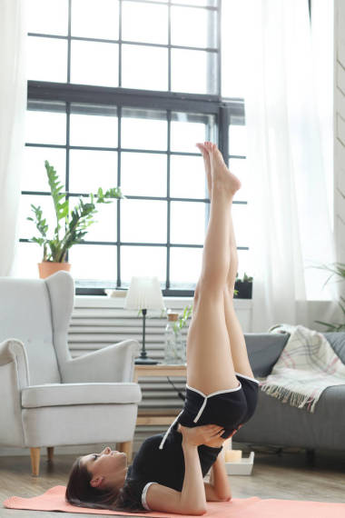 美麗的女孩在運動服