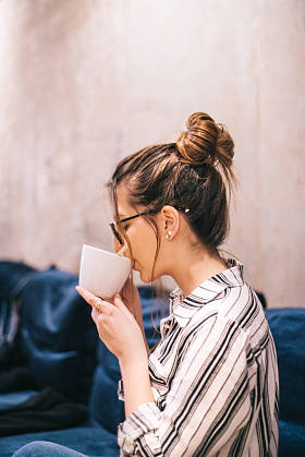 在咖啡厅喝咖啡的女人照片