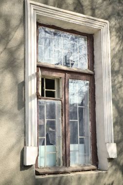 破碎的玻璃窗口