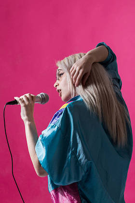 时尚的年轻女孩唱