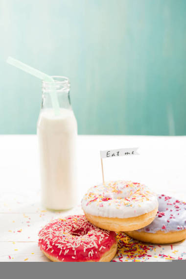 甜甜圈與奶昔在桌子上的瓶子照片