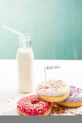 甜甜圈与奶昔在桌子上的瓶子照片