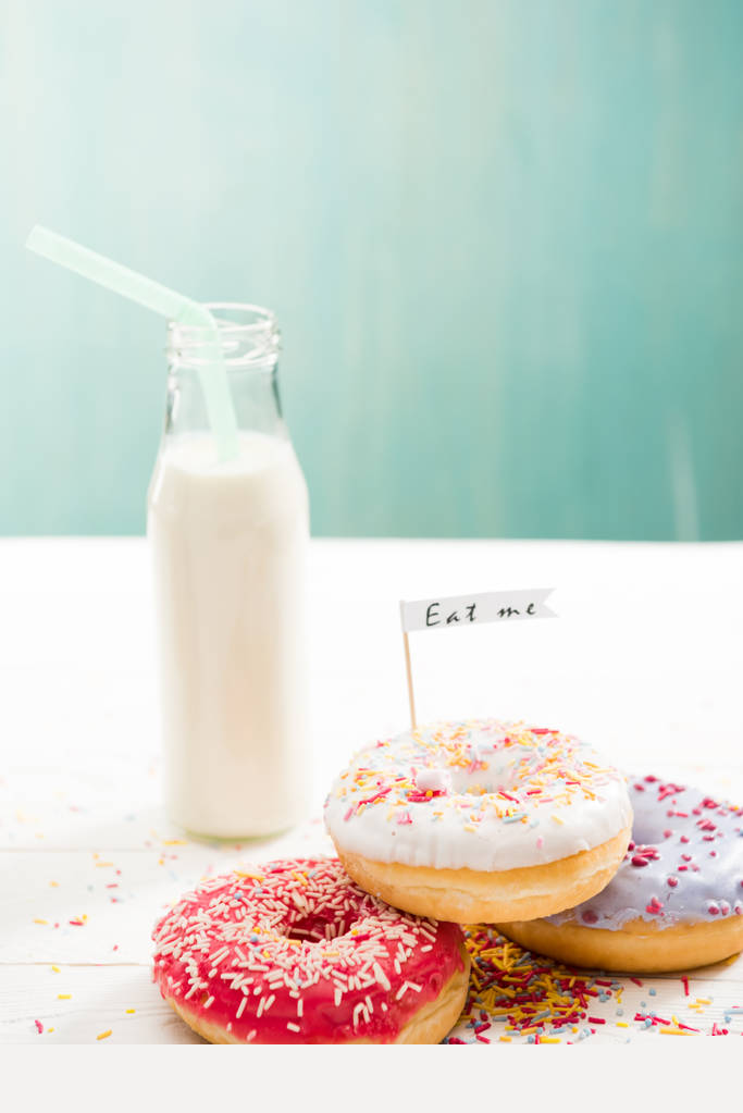 甜甜圈与奶昔在桌子上的瓶子照片 甜甜圈与奶昔在桌子上的瓶子照片