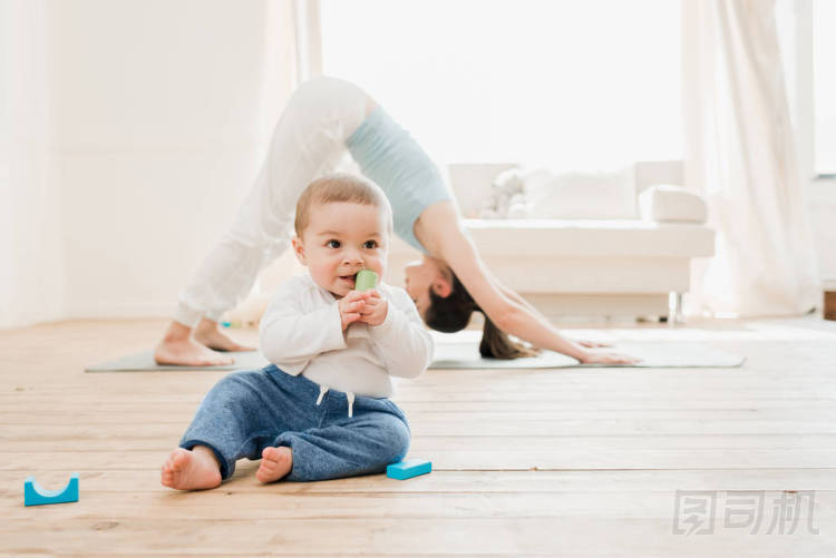 在下犬位置的年輕女子