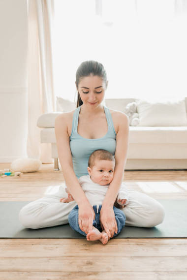 那女人和小孩坐在荷花的立場