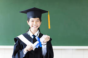 在她的课堂的微笑年轻毕业学生