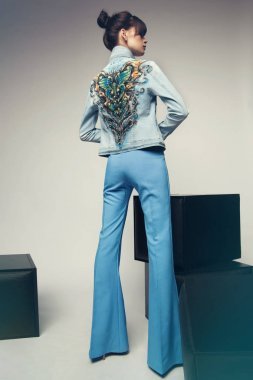 女人穿着喇叭裤和羊毛衫