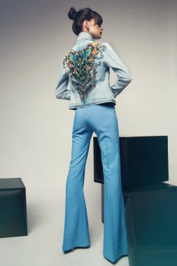 女人穿着喇叭裤和羊毛衫