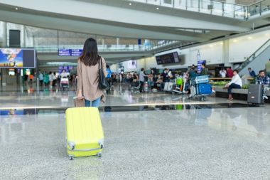 在香港机场的女人