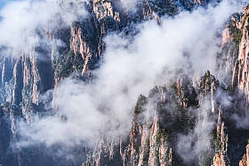 云层之上黄山国家公园的山峰