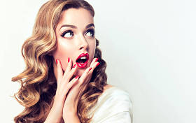 卷曲的头发的漂亮女孩图片