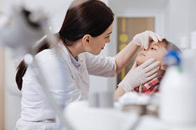 严重的耳鼻喉科检查鼻子问题图片