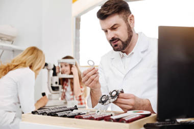 严格的眼科医生看到划痕受审镜头