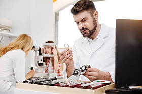 严格的眼科医生看到划痕受审镜头