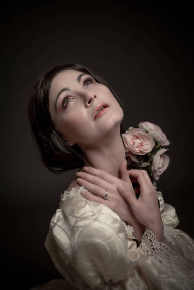 穿着复古的服装的女人的画像