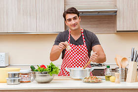 男子在厨房准备做饭图片