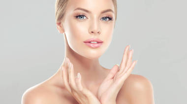 潔凈清新皮膚的年輕女子