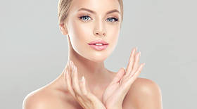 洁净清新皮肤的年轻女子