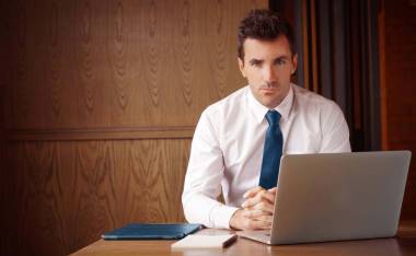 成功健康看起來(lái)好企業(yè)家在副本空間的工作。股票照片