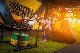 在健身房锻炼的女人图片