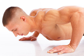 英俊的男人摆在白色背景上的肖像