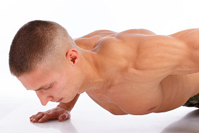 英俊的男人摆在白色背景上的肖像