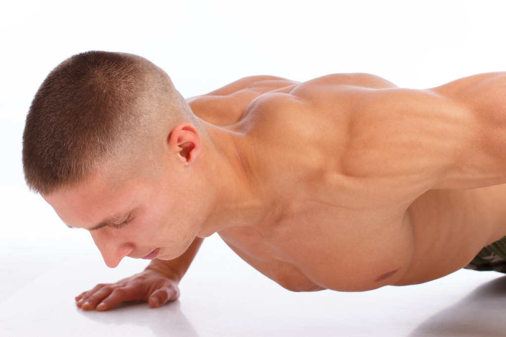 英俊的男人摆在白色背景上的肖像 英俊的男人摆在白色背景上的肖像