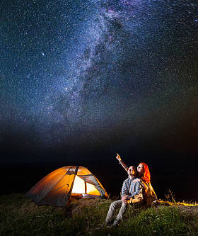 女孩与男孩的旅游夫妇