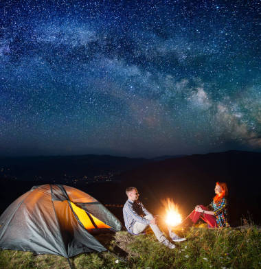晚上露營(yíng)。對(duì)年輕的夫婦游客