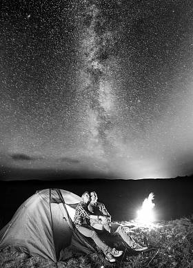 年轻人对徒步旅行者期待闪耀星空