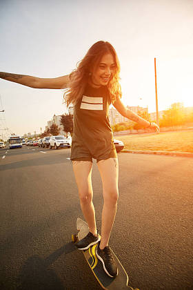 美丽年轻的女孩，骑在阳光明媚的天气里退潮的纹身