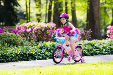 孩子騎自行車。孩子騎自行車