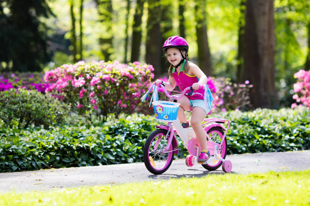 孩子骑自行车。孩子骑自行车