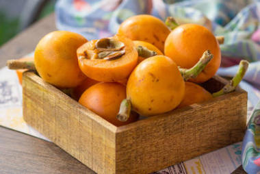 在厨房柜台背景下枇杷图片