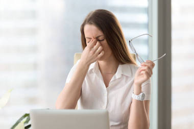 從長(zhǎng)時(shí)間配戴眼鏡的女人感覺(jué)不