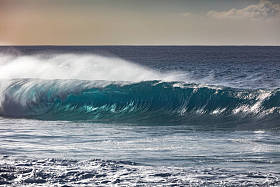 海浪与清澈的水图片