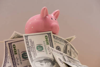 美元紙幣和儲錢罐 