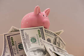 美元纸币和储钱罐 