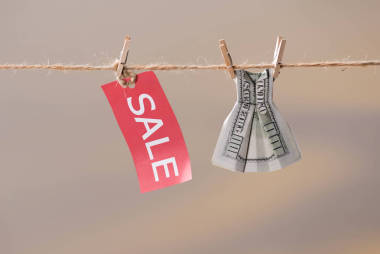 出售標(biāo)志和美元鈔票晾衣繩